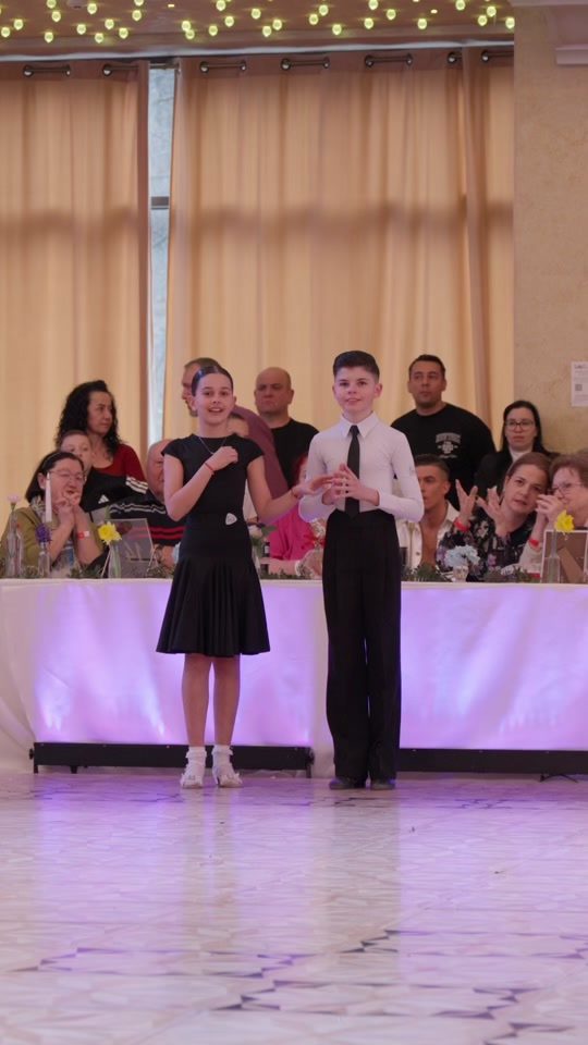 Dansatori la o competiție cu lumini de scenă la Cluj